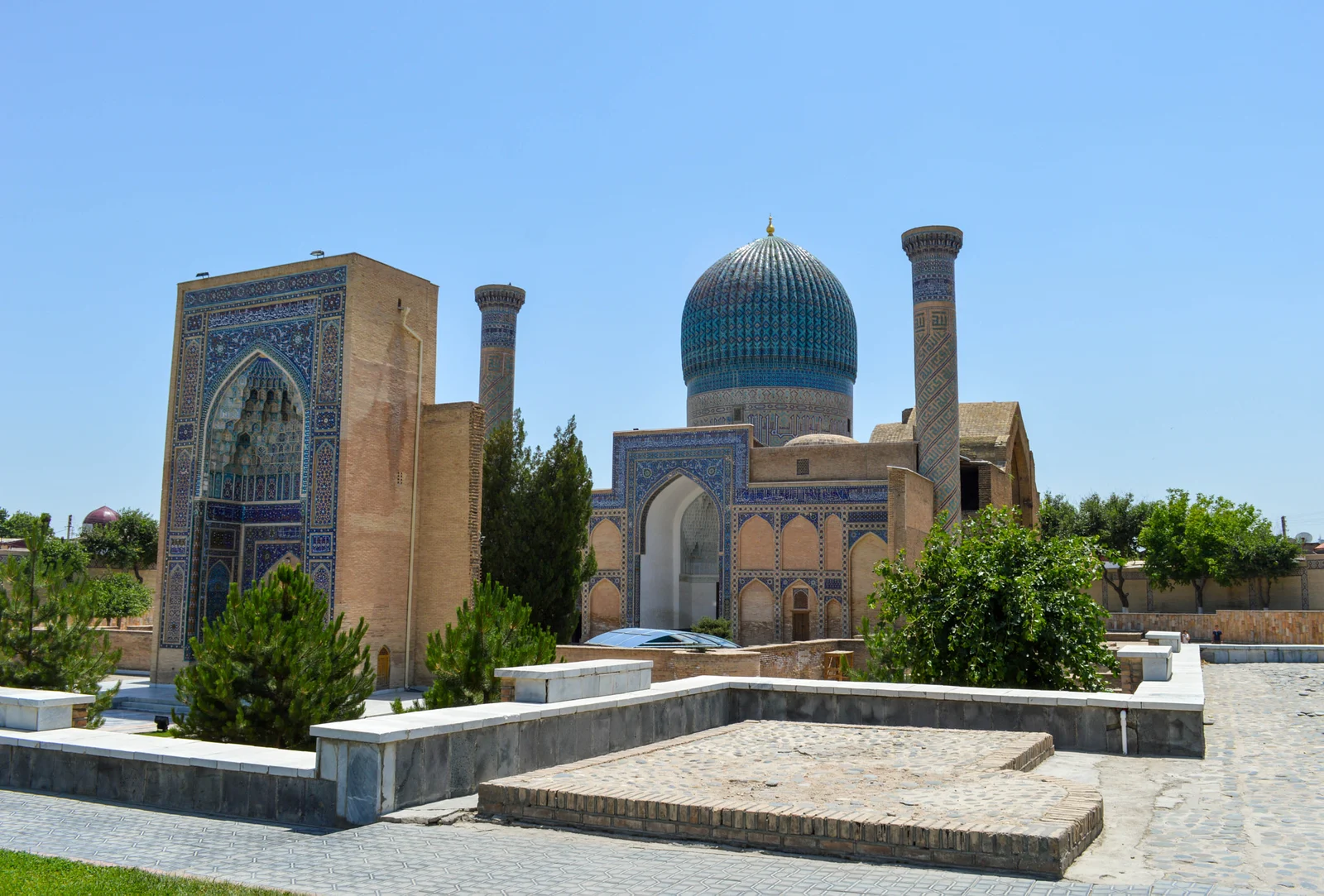 Semerkand’daki Gûr-ı Emir Türbesi’nin çinili taçkapısı ve turkuaz kubbesi