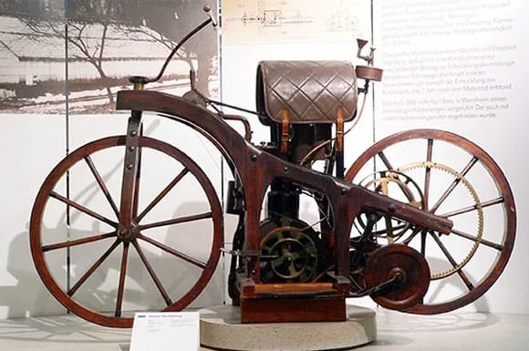 Gottlieb Daimler tarafından üretilen ilk motorsiklet / 1885
