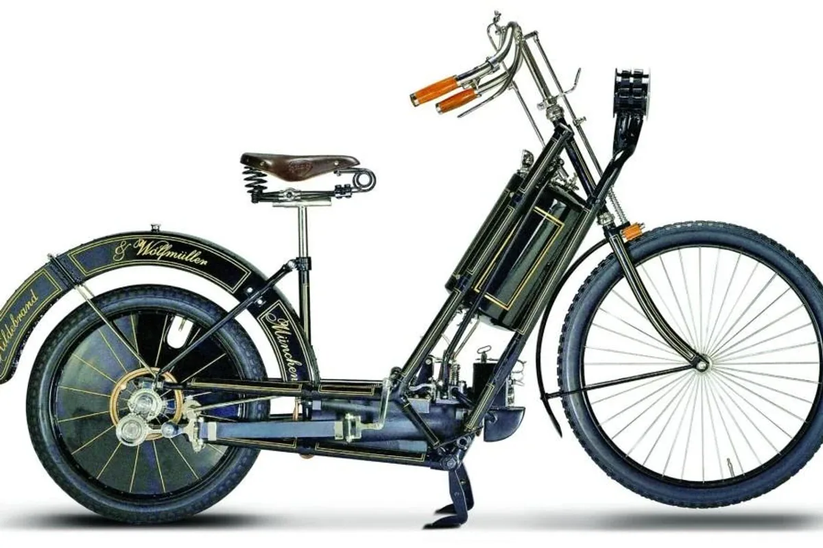 Hildebrand Wolfmüller adlı ilk motorsiklet / 1894